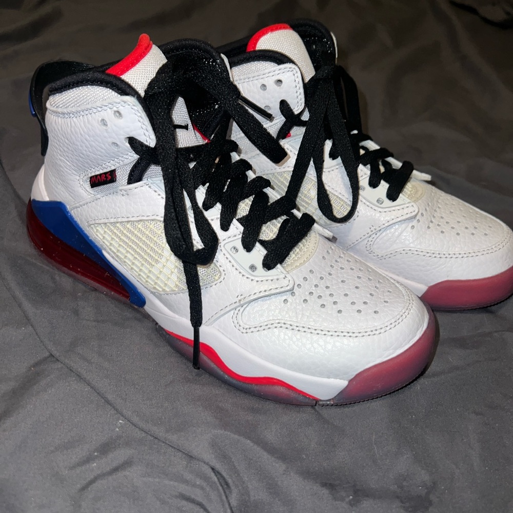 Boys Shoes- Air Jordan Mars 270 GS. *SIZE 4Y* Worn once!